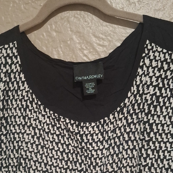 Cynthia Rowley Wome's Black and White Patterned Blouse Size XL - Picture 3 of 7